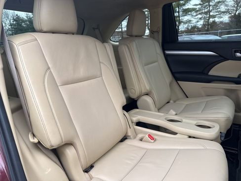 Used 2019 Toyota Highlander XLE image 19