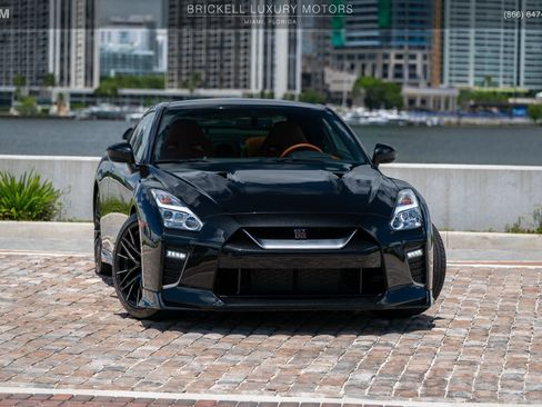 Used 2020 Nissan GT-R Premium w/ Premium Interior Package AWD/4WD image 2