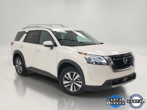 Used 2024 Nissan Pathfinder SL image 1