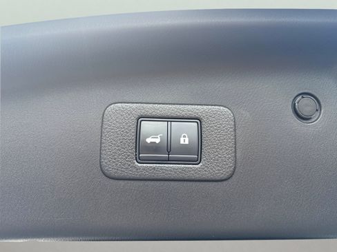 Used 2022 Nissan Armada SL w/ Captain's Chairs Package AWD/4WD image 12