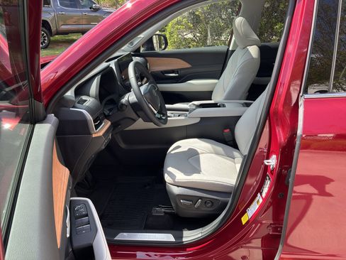 Used 2025 Toyota Grand Highlander FWD image 16