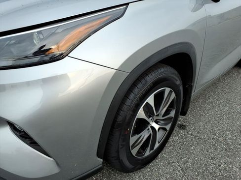 Used 2023 Toyota Highlander XLE AWD/4WD image 9