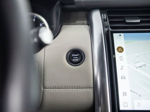 Used 2023 Land Rover Discovery Metropolitan Edition image 38