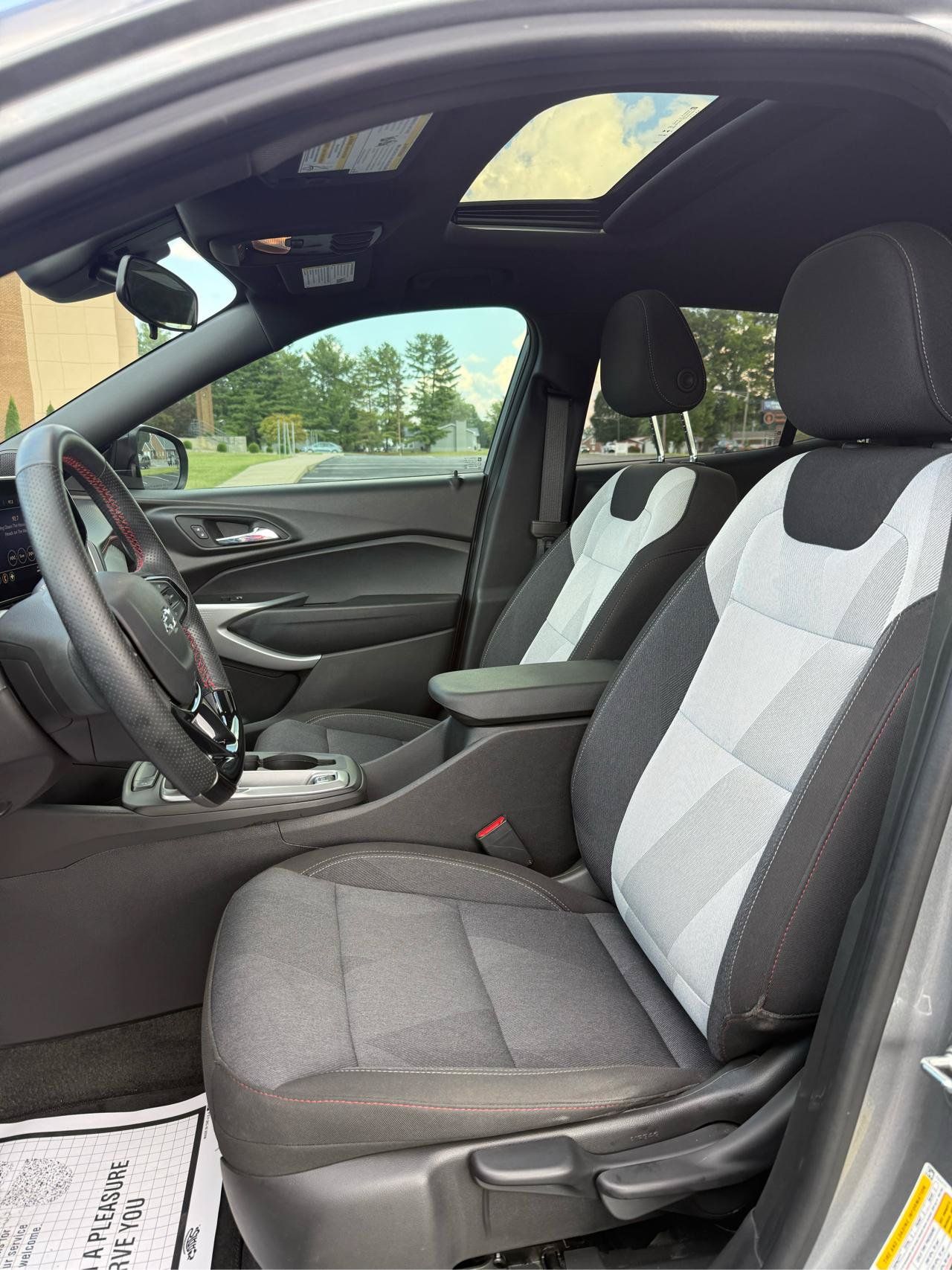 Used 2025 Chevrolet Trax RS w/ Sunroof Package FWD image 12