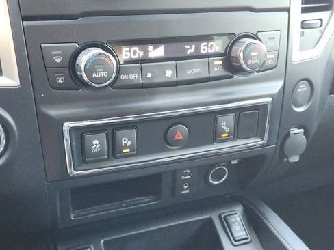 Used 2018 Nissan Titan SV w/ SV Convenience Package image 22