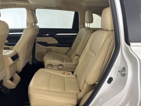 Used 2019 Toyota Highlander XLE AWD/4WD image 30