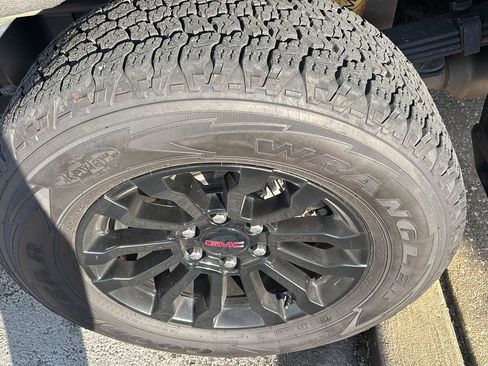 Used 2023 GMC Sierra 1500 AT4X image 12