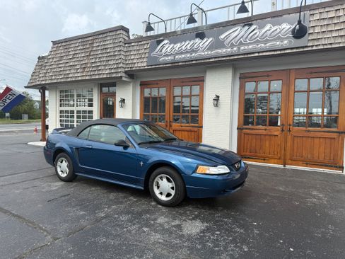 Used 2000 Ford Mustang Convertible RWD image 2