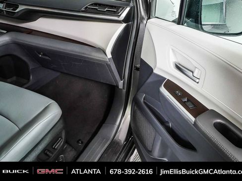 Used 2024 Toyota Sienna XLE FWD image 24