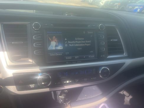 Used 2019 Toyota Highlander XLE image 3