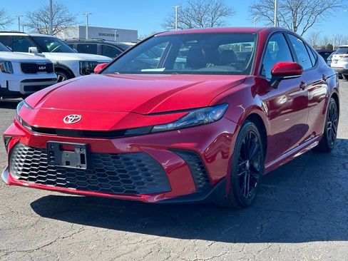 Used 2025 Toyota Camry SE image 3