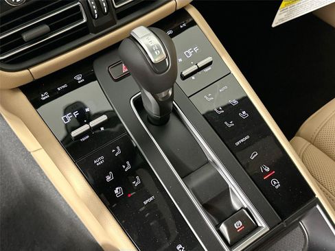 Used 2026 Porsche Macan AWD/4WD image 34