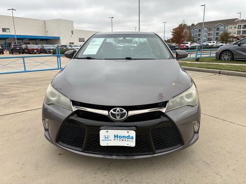 Used 2017 Toyota Camry SE image 3