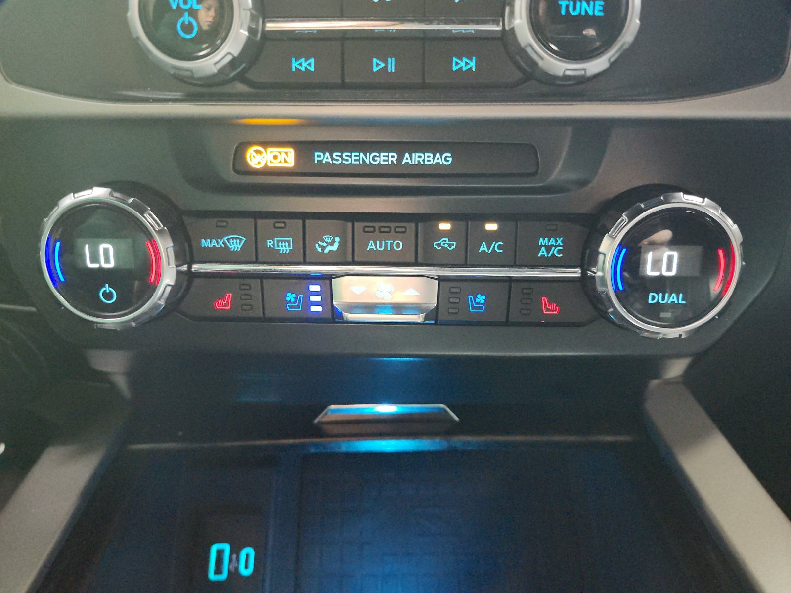 Used 2022 Ford F250 Lariat w/ Black Appearance Package AWD/4WD image 19