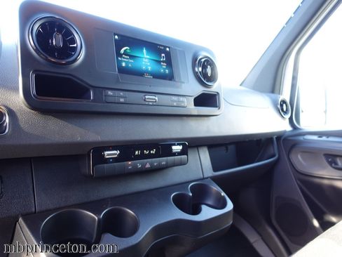 Used 2024 Mercedes-Benz Sprinter 2500 image 9