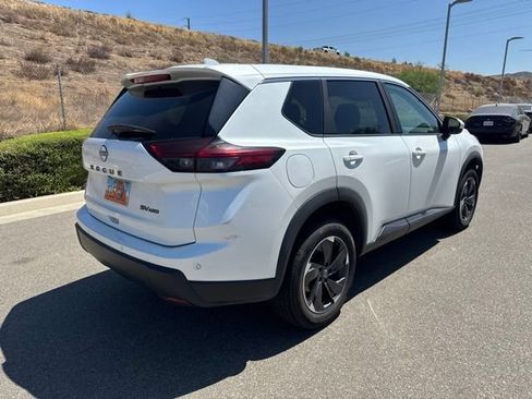 Used 2024 Nissan Rogue SV AWD/4WD image 4