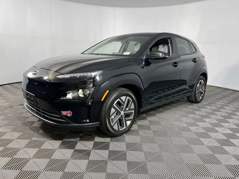 Used 2023 Hyundai Kona SE image 3