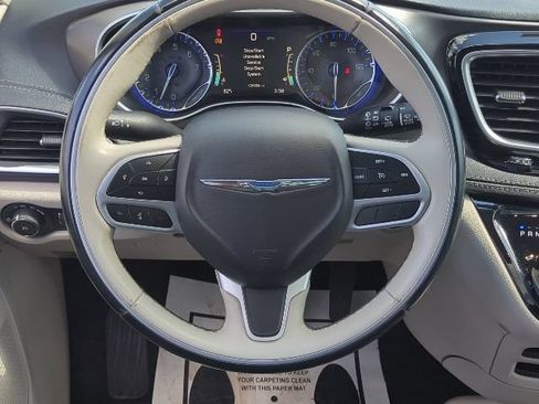 Used 2018 Chrysler Pacifica Limited FWD image 9