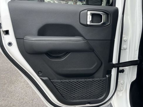 Used 2019 Jeep Wrangler Unlimited Sahara image 16