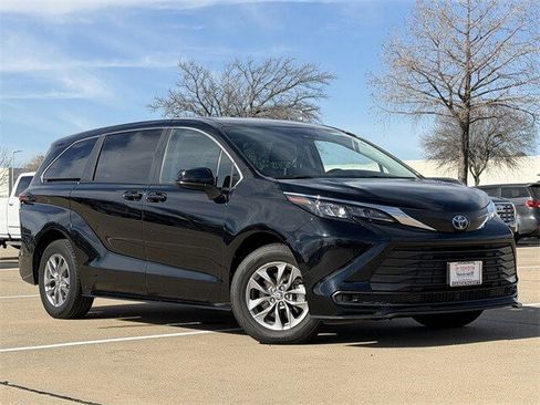 Used 2024 Toyota Sienna LE image 2