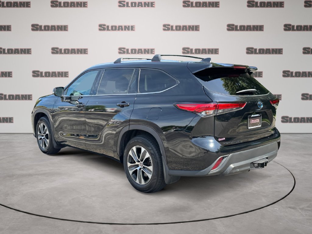 Used 2021 Toyota Highlander XLE AWD/4WD image 3