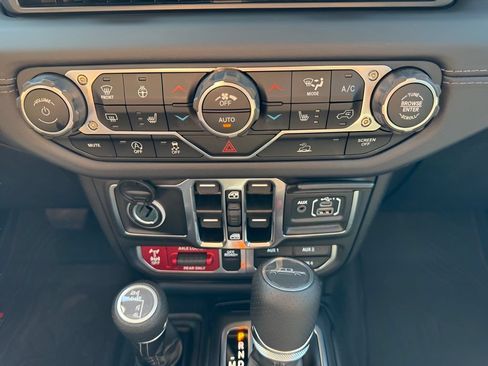 Used 2025 Jeep Gladiator Mojave w/ Convenience Group AWD/4WD image 36