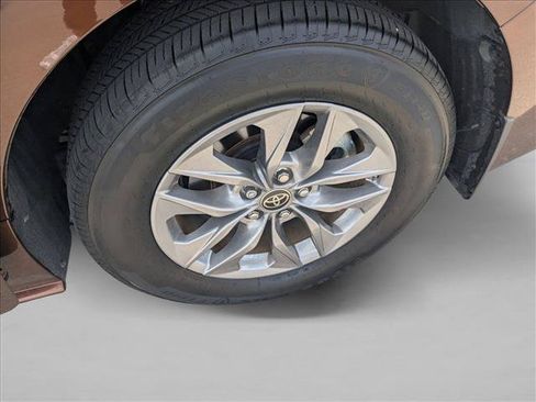 Used 2024 Toyota Sienna LE FWD image 19