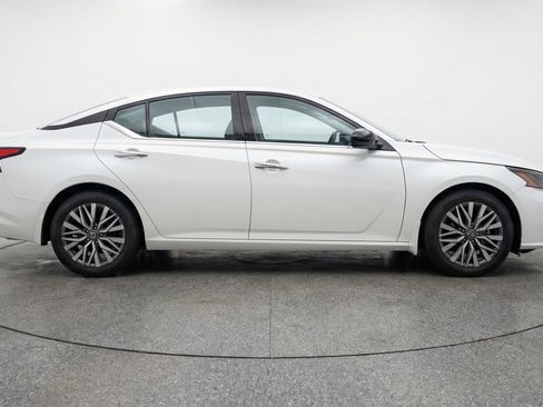 Used 2025 Nissan Altima 2.5 SV FWD image 11