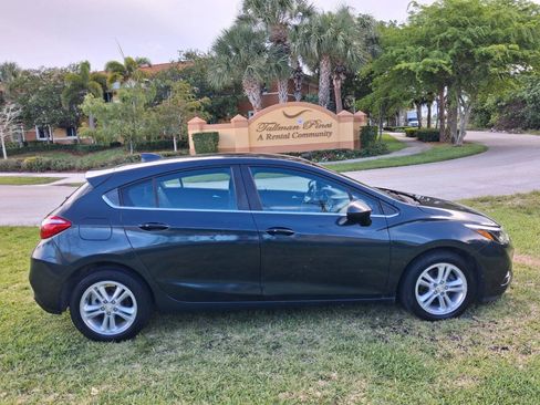 Used 2018 Chevrolet Cruze LT w/ Convenience Package FWD image 5