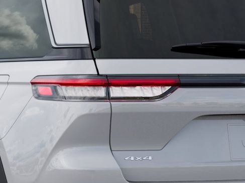 New 2026 Jeep Grand Cherokee Limited w/ Limited Altitude Package AWD/4WD image 9