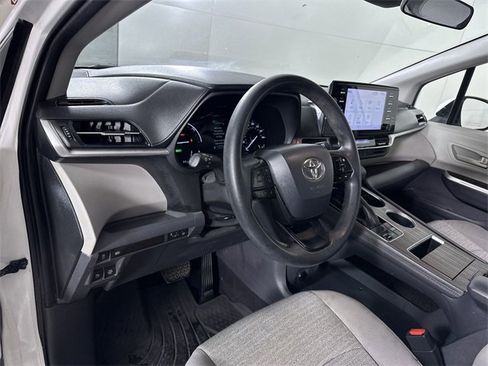Used 2022 Toyota Sienna LE image 10