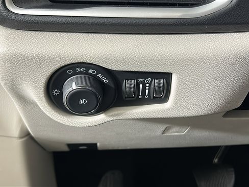 Used 2024 Chrysler Pacifica Touring-L FWD image 18