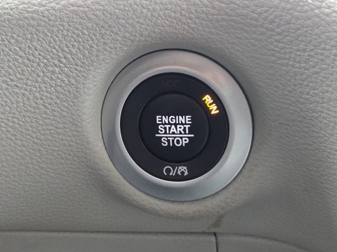 Used 2024 Chrysler Pacifica Select image 25