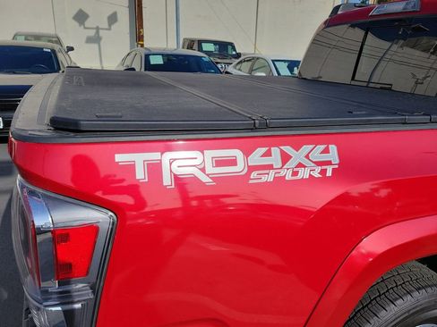 Used 2022 Toyota Tacoma TRD Sport image 9