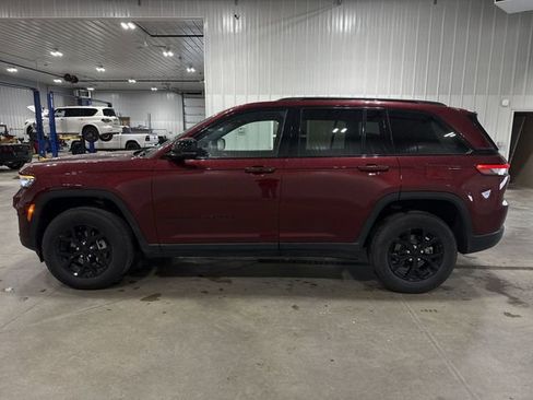 Used 2025 Jeep Grand Cherokee Altitude AWD/4WD image 5