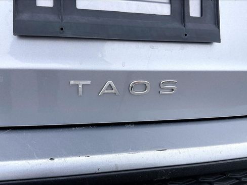 Used 2024 Volkswagen Taos SE FWD image 8