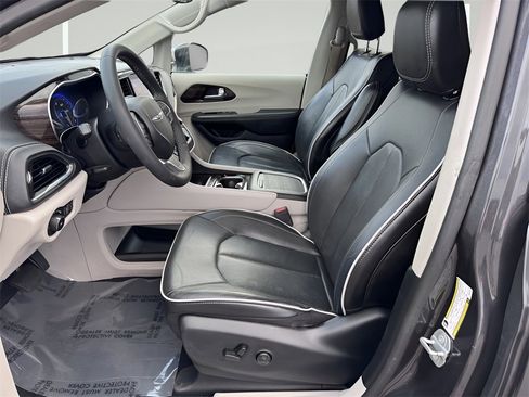 Used 2022 Chrysler Pacifica Limited image 9