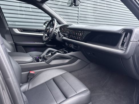 Used 2025 Porsche Cayenne S image 13