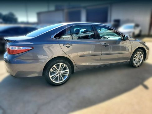 Used 2017 Toyota Camry SE w/ Moonroof Package FWD image 17