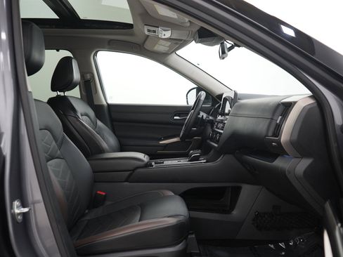 Used 2024 Nissan Pathfinder Platinum AWD/4WD image 11