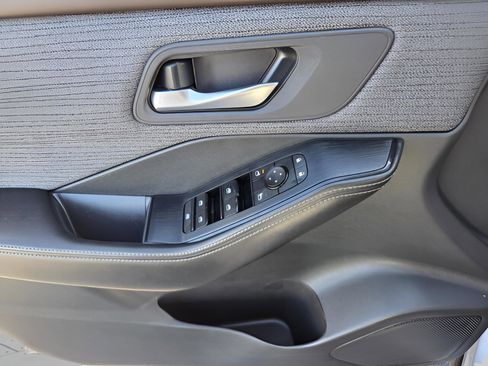 Used 2022 Nissan Rogue SV image 26