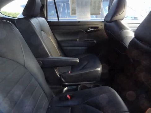 Used 2024 Toyota Highlander XLE image 12