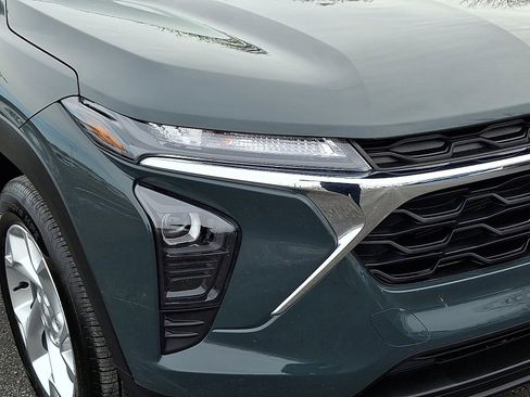 Used 2025 Chevrolet Trax LS w/ LS Convenience Package image 9