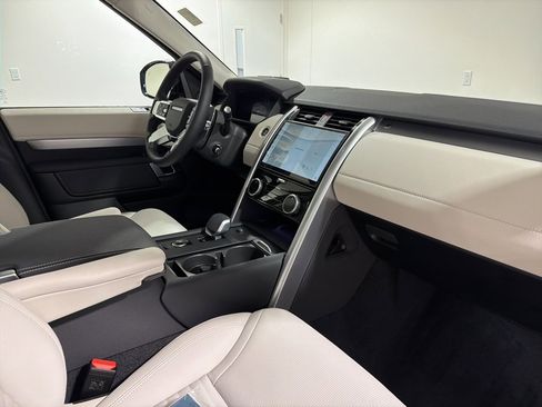 Used 2025 Land Rover Discovery Dynamic SE image 24