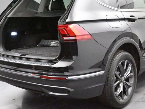 Used 2022 Volkswagen Tiguan SE w/ Panoramic Sunroof Package image 12