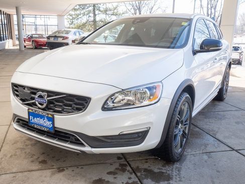 Used 2018 Volvo V60 T5 Cross Country w/ Convenience Package image 3