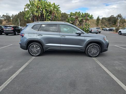 Used 2025 Volkswagen Taos SE w/ Panoramic Sunroof Package FWD image 4