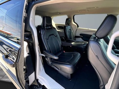Used 2023 Chrysler Pacifica Touring-L FWD image 25
