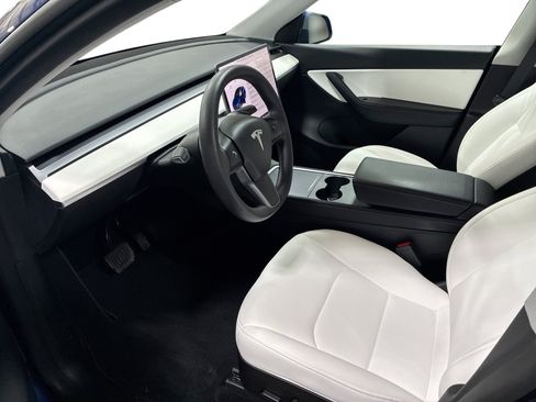 Certified 2021 Tesla Model Y Long Range AWD/4WD image 9