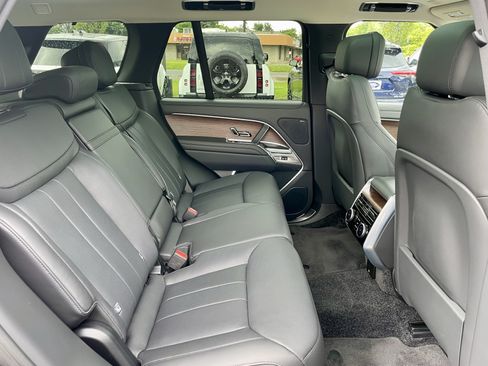 Used 2025 Land Rover Range Rover SE AWD/4WD image 10